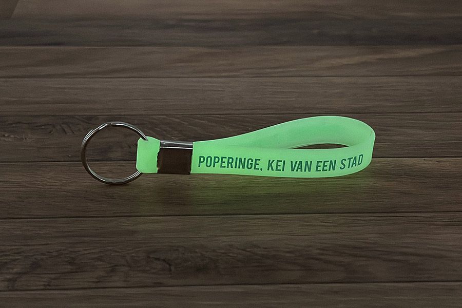 siliconen sleutelhangers die zachtjes een gloed uitstralen als het donker wordt - voor Poperinge stad